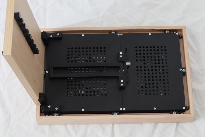 Tabula Magna — zadní pohled s konektory USB MIDI a DC 5V 5A